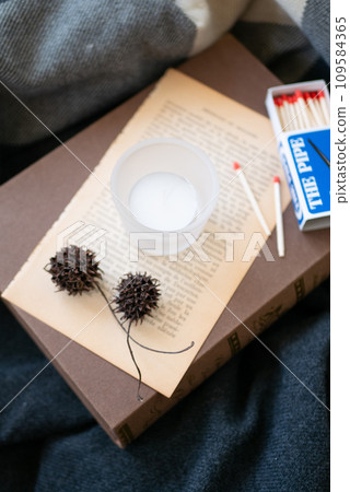 古董舊書、蠟燭和堅果[秋季][冬季] 109584365