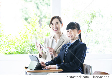 Junior high school girls and female teachers studying on tablet PCs 109584533