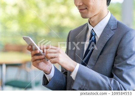 操作智能手機的商人（零件） 109584553