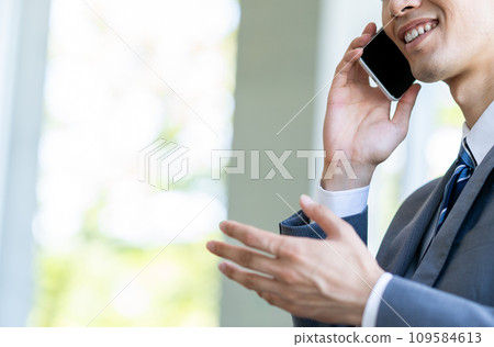 Businessman making a call (parts) 109584613