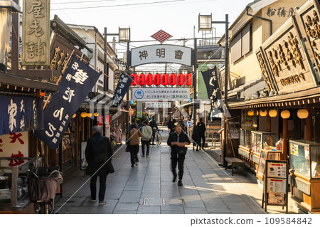 [東京]柴又帝釋天參道，昭和復古街景的黃昏 109584842