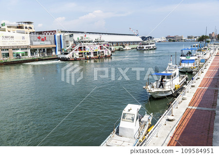 The ferry sailing at Gushan Fishing Port of Kaohsiung, Taiwan. 109584951