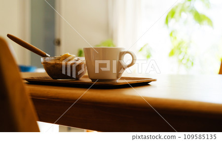 coffee and cereal meal 109585135