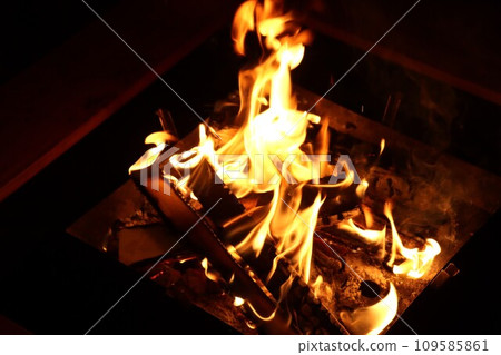營火台上的木柴火焰熊熊燃燒 109585861