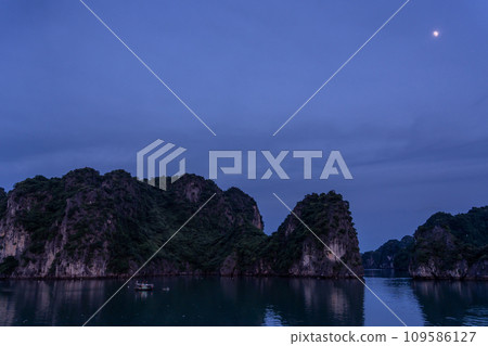 View of the moon from the deck of a cruise ship on a cruise in Ha Long Bay, Vietnam 109586127