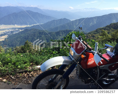 在旅行自行車上休息一下 在旅行自行車上休息一下 109586257