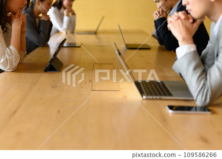 Casual business people having a meeting 109586266