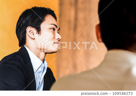 Casual business people having a meeting 109586273