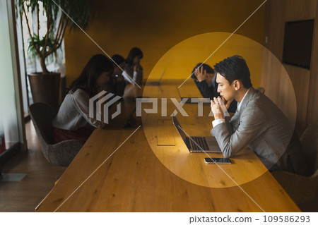 Casual business people having a meeting 109586293