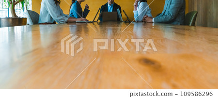 Casual business people having a meeting Casual business people having a meeting 109586296