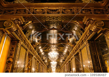 Stockholm palace, corridor with chandeliers 109586487