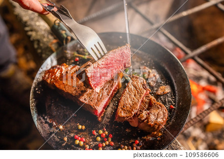 在戶外烤牛排 109586606