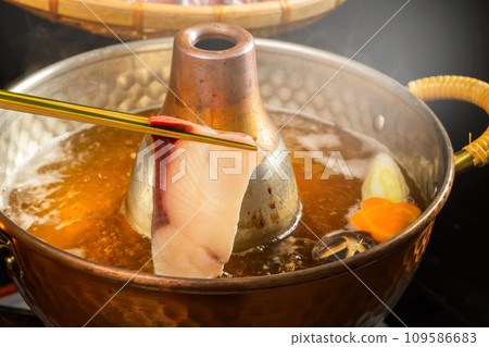 禁忌涮涮鍋日本料理黃尾魚 禁忌涮涮鍋日本料理黃尾魚 109586683