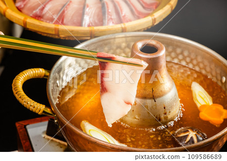 Tabu Shabu Shabu-shabu Japanese food of yellowtail 109586689