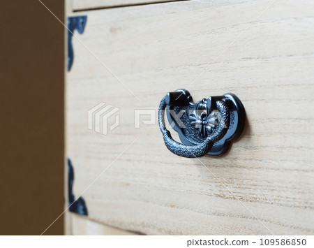Black metal handle of paulownia chest of drawers 109586850