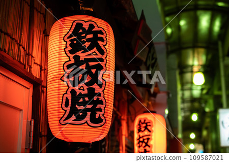 上面寫著鐵板燒的紅燈籠 109587021