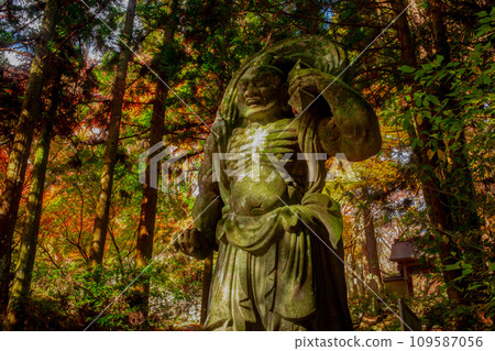 二子寺 Nio 雕像和秋葉 二子寺 Nio 雕像和秋葉 109587056