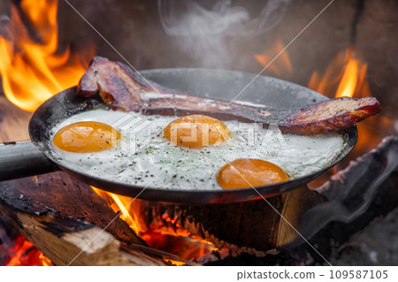 Bacon and eggs and iron pan 109587105