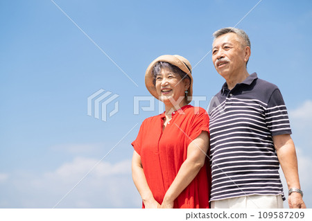 Senior couple enjoying a trip Senior couple enjoying a trip 109587209