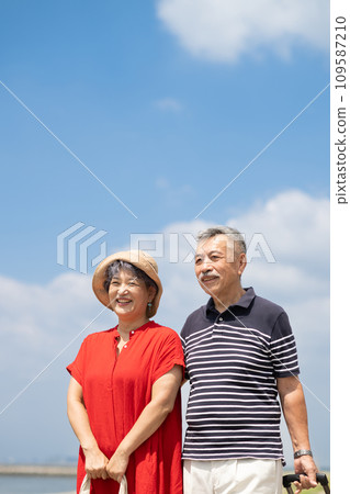 享受旅行的資深夫婦 享受旅行的資深夫婦 109587210