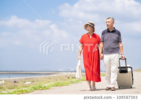 Senior couple enjoying a trip Senior couple enjoying a trip 109587303