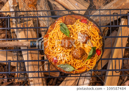 Pasta dishes made outdoors 109587484