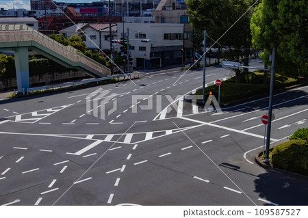 Three-way intersection around the unmanned Hasune pedestrian bridge 109587527