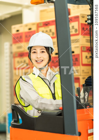 20多歲的女工，駕駛堆高機 109587568
