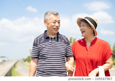 享受旅行的資深夫婦 109587967