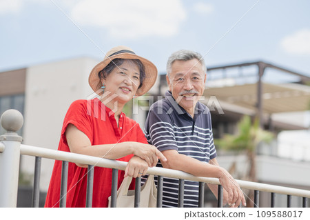 享受旅行的資深夫婦 享受旅行的資深夫婦 109588017