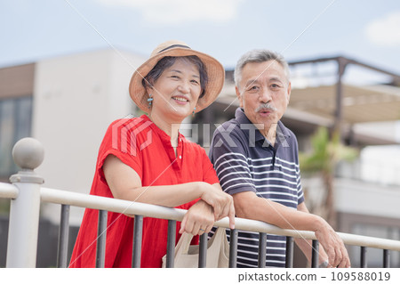 享受旅行的資深夫婦 享受旅行的資深夫婦 109588019