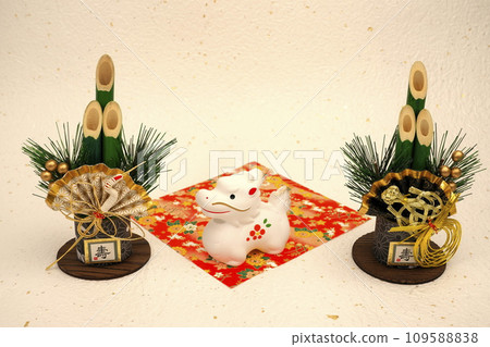Cute Dragon Year decorations and Kadomatsu (white Japanese paper background) 109588838