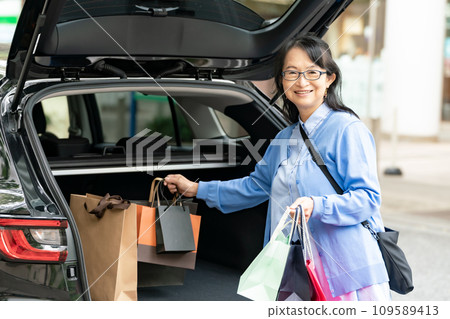 購物女性汽車共享 購物女性汽車共享 109589413