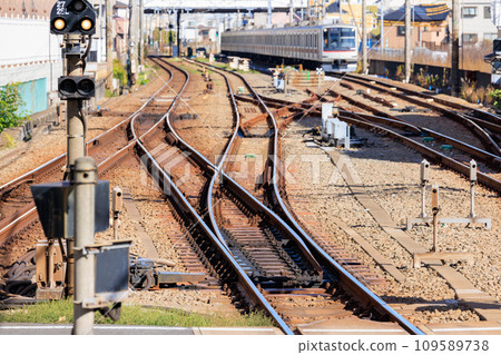 車站有多條列車線路及分岔點,列車進站 車站有多條列車線路及分岔點,列車進站 109589738