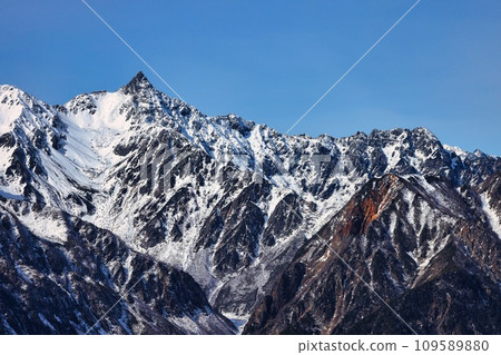 白雪皚皚的北阿爾卑斯山的矢裡岳和北嶽山脊 白雪皚皚的北阿爾卑斯山的矢裡岳和北嶽山脊 109589880