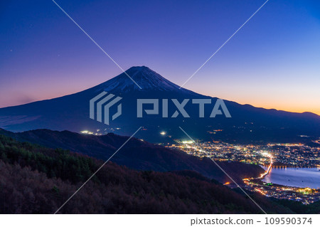 (Yamanashi Prefecture) Late autumn yellow larch leaves and Mt. Fuji evening view 109590374