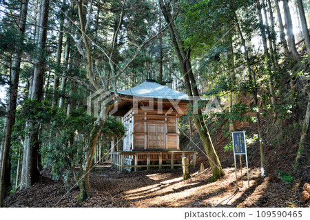 義經隱塔[奈良縣吉野郡吉野町吉野山] 109590465