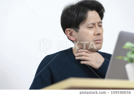 Man in poor health, man with sore throat, sore throat Man in poor health, man with sore throat, sore throat 109590656
