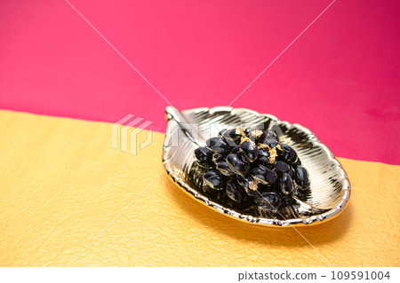 傳統的日本新年菜,黑豆,配上金箔 傳統的日本新年菜,黑豆,配上金箔 109591004