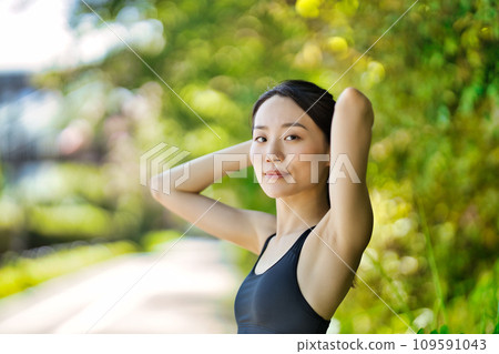 穿著運動服的年輕女子在綠樹中奔跑 穿著運動服的年輕女子在綠樹中奔跑 109591043