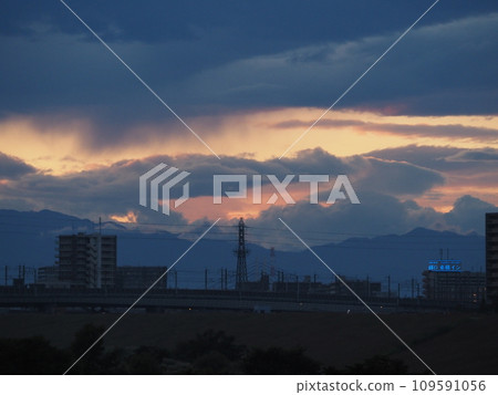 黃昏中關東山脈的剪影 黃昏中關東山脈的剪影 109591056