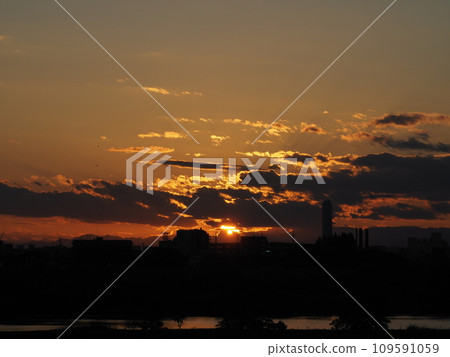 黃昏時分,太陽落在小鎮上空 黃昏時分,太陽落在小鎮上空 109591059
