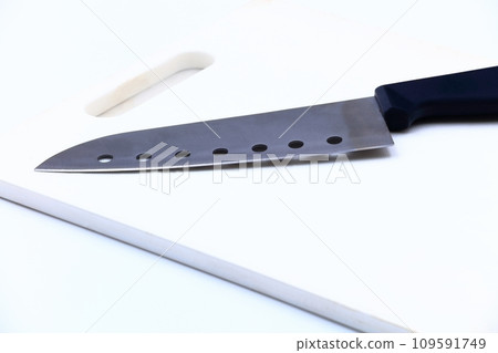 Image of cutting board and knife 109591749