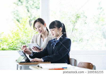 國中女生和女教師用平板電腦學習 109592235