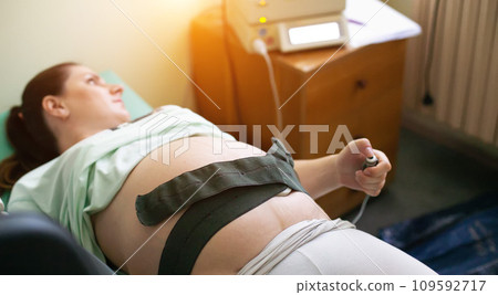 Cardiotocography in pregnant women, methodological and functional diagnostics based on the registration of the frequency of fetal cardiovascular diseases and uterine contractility during pregnancy 109592717