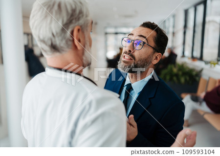 Violence against health workers. Patient is aggressive, have conflict with doctor in hospital corridor. Visitor holding doctor by coat, screaming, threatening him. 109593104