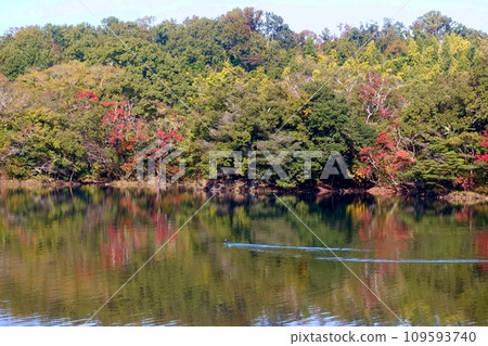 晴朗的秋天天氣和深藍色的湖水鏡 109593740
