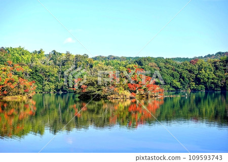 晴朗的秋天天氣和深藍色的湖水鏡 109593743