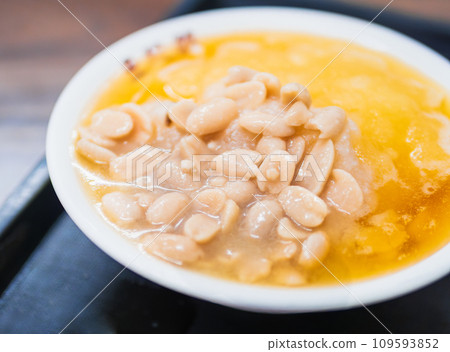 Taiwanese sweets Douhua with peanuts Taiwanese sweets Douhua with peanuts 109593852