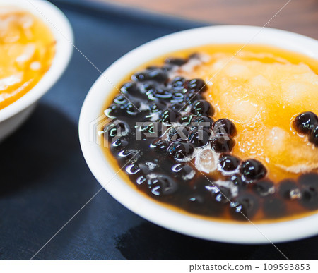 Taiwanese sweets: Douhua with tapioca 109593853